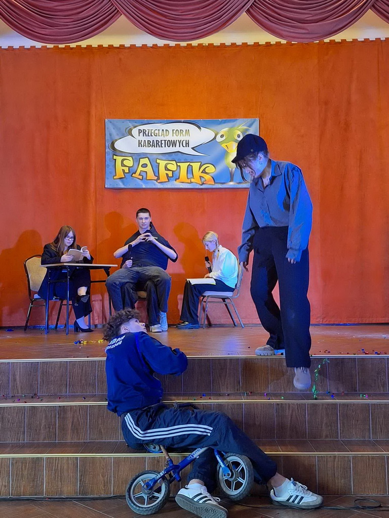 Zdjęcie Fafik 2024 (13)96f247aa-acde-432a-9c90-dc5b0bb34689.jpg w galerii XXIV edycja Przeglądu Form Kabaretowych FAFIK
